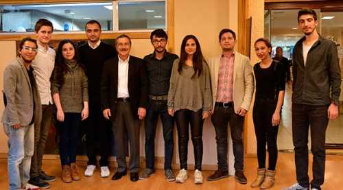 Ataç Atatürkçü gençlerle bir arada