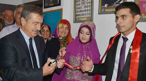 Ataç genç çiftin mutluluğuna ortak oldu