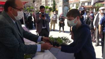 Atadan Kalma Tohumlarla Üretilen Sebze Fideleri Halka Dağıtıldı
