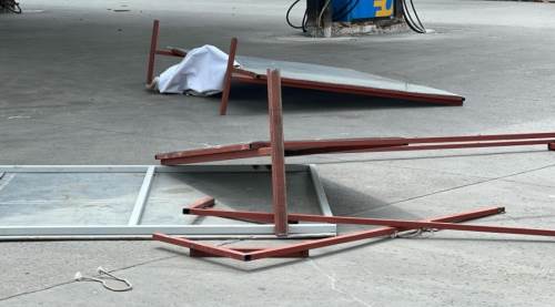 Ataşehir’de rüzgar panoları devirdi: 1 kişi yaralandı