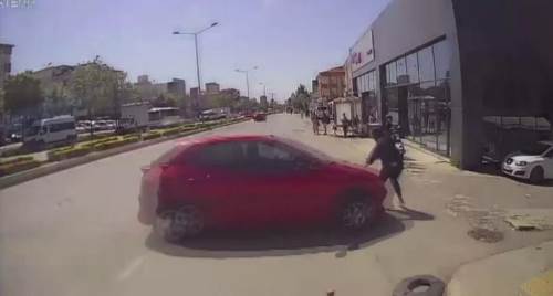 Ataşehir’de zincirleme kaza: Savrulan araç yayaya çarptı