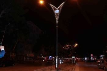 Atatürk Bulvarı’Nda Işıklandırma Montaj Çalışmaları Başladı
