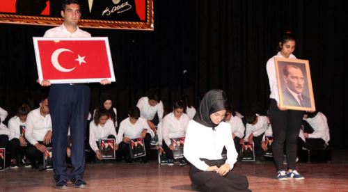 Atatürk için Kürtçe ağıt okudu, salon inledi