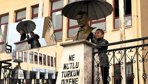Atatürk ıslanmasın diye şemsiye tuttu: Eskişehir'de yürekleri ısıtan hareket!