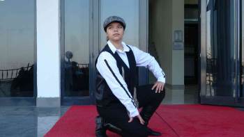 Atatürk’Ü Zeybek Oynarken Canlandıran Kız Öğrenci Büyük Beğeni Topladı
