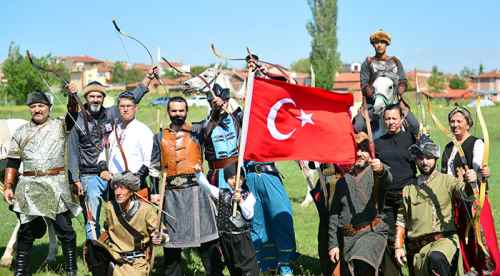 Atlı okçuluğu yaşatmak için çiftlik kurdular