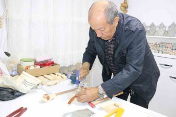 Atölyesinde Yaptığı Ahşap Ürünleri Satıp Köyünün İhtiyaçlarını Karşılıyor
