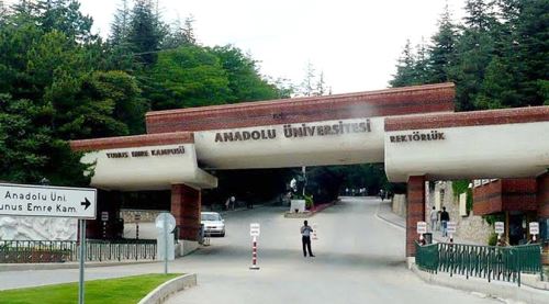 AÜ dünyaya Türkçeyi uzaktan öğretecek