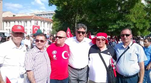 Avcı’yı acı gülümsemeyle izledim 