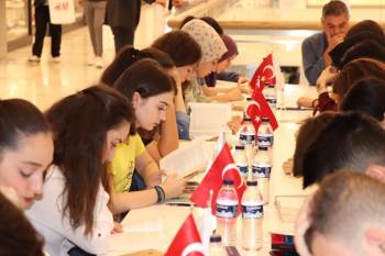 Avm’De Kitap Okuma Etkinliği
