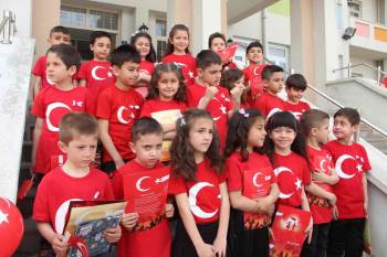 Ay Yıldızlı Elbiselerini Giyip Şiirlerini Okudular
