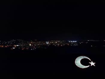 Ay Yıldızlı Işıklandırmaya Çirkin Saldırı
