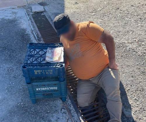 Ayağı mazgala sıkışan adamı itfaiye kurtardı