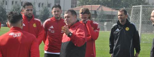 Ayağının tozuyla takımla toplantı yaptı