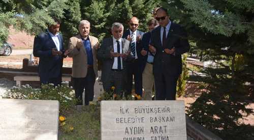 Aydın Arat kabri başında anıldı