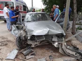 Aydınlatma Direğine Çarpan Araç Hurdaya Döndü, 1’İ Ağır 2 Kişi Yaralandı
