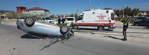 Aydınlatma direğine çarpan otomobil ters döndü: 1 yaralı