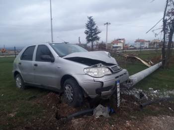 Aydınlatma Direğini Çarparak Deviren Otomobilde 3 Kişi Yaralandı
