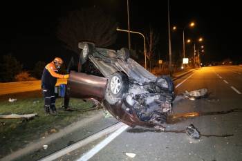 Aydınlatma Direğini Devirerek Takla Atan Araçta 3 Kişi Yaralandı
