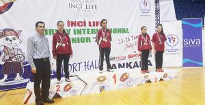 Ayşegül ve Azra sildi süpürdü