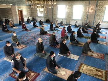 Aylar Sonra Camilerde Buluşmanın Mutluluğunu Yaşadılar
