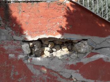 Aylardır Tamir Edilmeyen Okul İstinat Duvarı Tehlike Saçıyor
