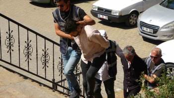 Aynı Evde Yaşadığı Sevgilisinin Parmaklarını Satırla Kesti
