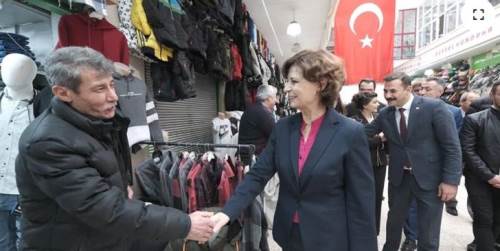 Ayşe Ünlüce çarşıya çıktı, esnafla buluştu