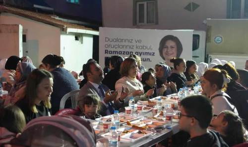 Ayşe Ünlüce ilçe ilçe geziyor: Mihagazi'de iftar sofrası kuruldu