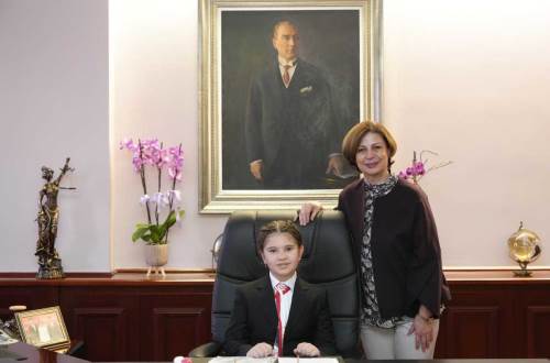 Ayşe Ünlüce koltuğunu devretti: Minik Başkan'dan ilk talimatlar...