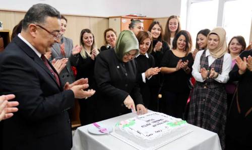 Ayşen Gürcan öğretmenlerle kutladı