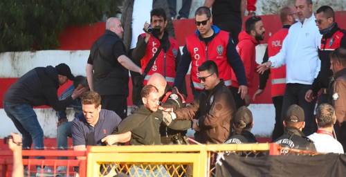 Ayvalıkgücü Belediyespor ile Karşıyaka taraftarları birbirine girdi!