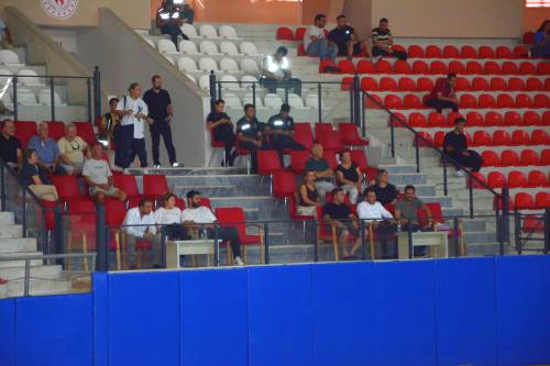 Az sayıda seyirci vardı