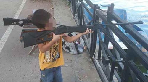 Babasını öldüren küçük çocuğun düşündüren fotoğrafı