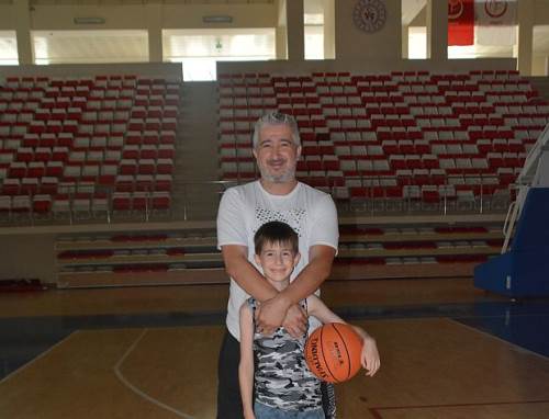 Babasının izinden gidiyor