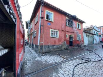 Bacada Çıkan Yangın Eve Sıçradı, 2 Oda Yanarak Kullanılamaz Hale Geldi
