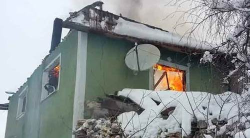 Bacadan çıkan yangın bir evi kül etti