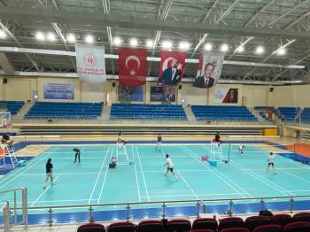 Badminton Müsabakaları Katılımcılar Arasında Dostane Rekabetle Oynandı
