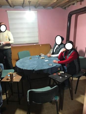 Bağ Evinde Kumar Oynayan 17 Kişiye Yaklaşık 23 Bin Tl Para Cezası Kesildi
