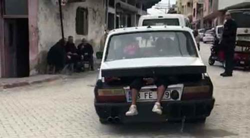 Bagajdan sarkan bacaklar görenleri korkuttu