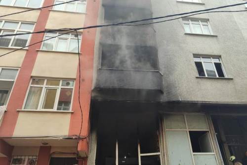 Bağcılar'da araç paspası üreten işyerinde yangın çıktı