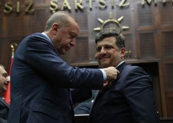 Bağımsız Belediye Başkanı Ak Parti’Ye Geçti, Rozetini Erdoğan Taktı
