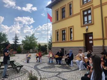 Bağlama Kursu Öğrencileri Müzede Mini Bir Konser Verdi
