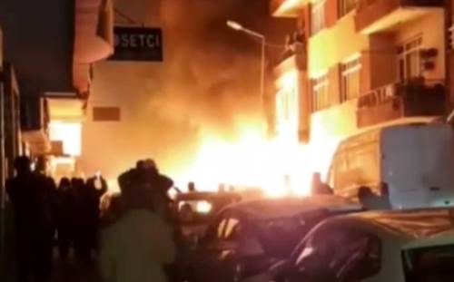Bahçelievler’de korku dolu anlar: Sokaktaki araçlar alev topuna döndü!