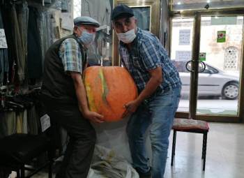 Bahçesinde 40 Kiloluk Kabak Yetiştirdi
