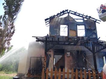 Bahçesindeki Şömineyi Yakayım Derken 2 Katlı Evi Yandı
