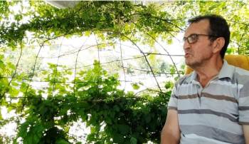 Bahçesinin Çitini Canlı Bitkileri Örerek Elde Etti
