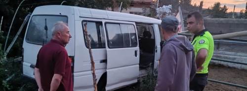 Bahçeye dalan minibüs alev aldı: Ev sahipleri hortumla söndürdü