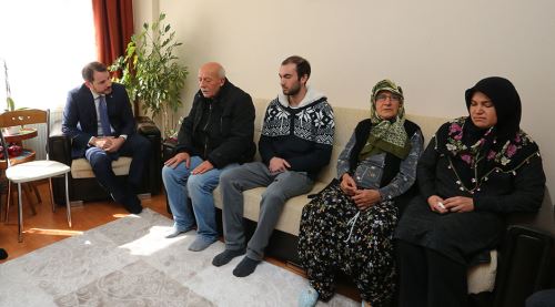 Bakan Albayrak şehit evini ziyaret etti