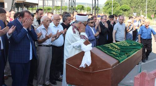 Bakan Avcı dayısını son yolculuğa uğurladı